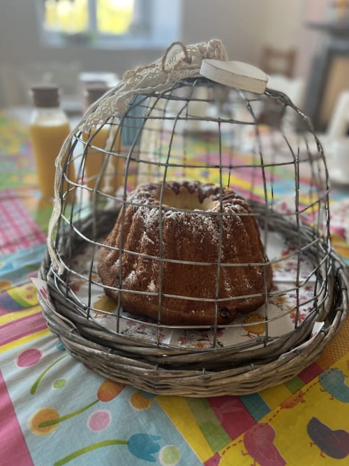 Gâteau bundt au chocolat sucré en poudre dans un panier en osier décoratif au Château Ségot BnB, Neuilly-le-Réal