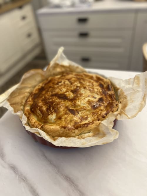 Pâtisserie fraîchement cuite en papier sulfurisé au Château Ségot, gîte de charme à Neuilly-le-Réal