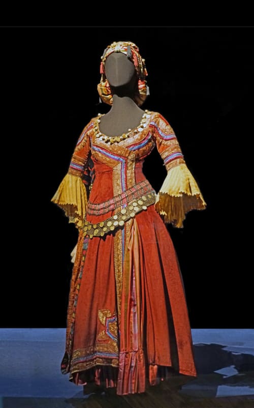 Costume cérémoniel russe médiéval exposé au Château Ségot, Neuilly-le-Réal