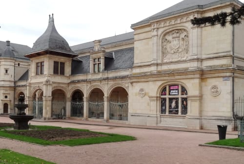 Façade en pierre élégante du Château Ségot avec galeries voûtées et tourelle à Neuilly-le-Réal, France
