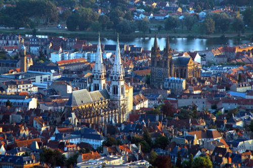 Vue aérienne d'une ville historique européenne avec cathédrale et fleuve, près du Château Ségot B&B à Neuilly-le-Réal, France