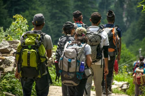 Groupe de randonneurs avec sacs à dos sur le sentier montagnard près de Neuilly-le-Réal, Château Ségot