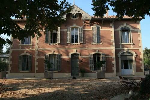 Campagne d'Albert B&B à Marseille : façade en terre cuite avec volets et portail en arche