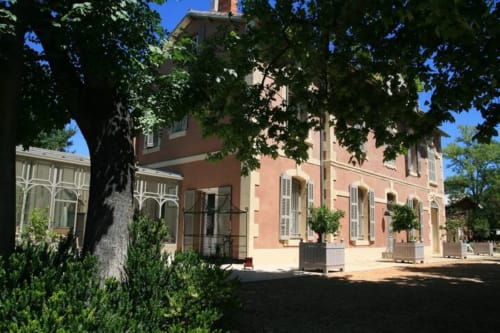 Entrée du Campagne d'Albert B&B à Marseille, villa en terre cuite, volets verts et arbres matures