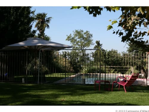 Piscine aménagée à Campagne d'Albert avec transats, parasol et pelouse verdoyante à Marseille