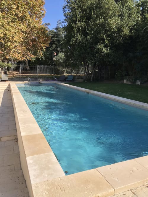 Piscine rectangulaire du gîte Campagne d'Albert à Marseille, arbres et ciel bleu