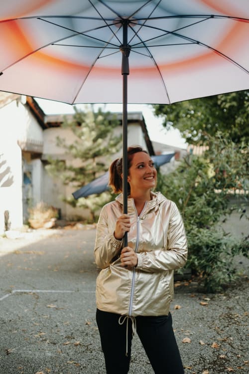 des parasols dans la cour