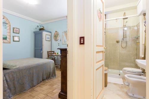 Camera da letto con pareti blu e bagno in camera presso Dormire Assisi B&B ad Assisi, Italia