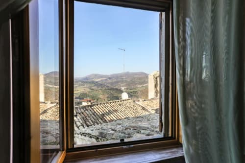 Vista montuosa dalla finestra della Dormire Assisi B&B ad Assisi, Italia, che affaccia sul paesaggio rurale