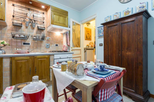 Accogliente cucina e zona pranzo della Assisi B&B con mobili in legno, tavolo da pranzo e arredamento tradizionale