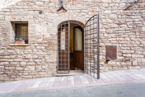 Ingresso in pietra con portale ad arco presso il Dormire Assisi B&B ad Assisi, Italia