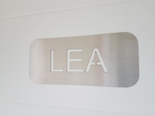 Enseigne en métal LEA à la Résidence Lésia, appartement à Corbara, France