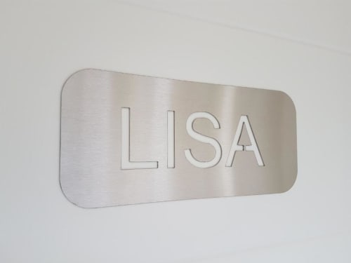 Plaque LISA sur surface métallique brossée à la Résidence Lésia, Corbara