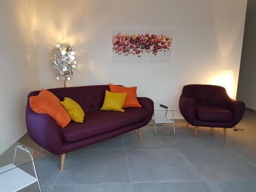 Espace de détente moderne à la Résidence Lésia avec canapé violet, coussins orange et décoration contemporaine dans l'appartement de Corbara.