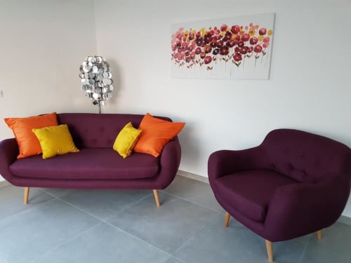 Salon moderne avec canapé et fauteuil violets, coussins colorés, à la Résidence Lésia à Corbara