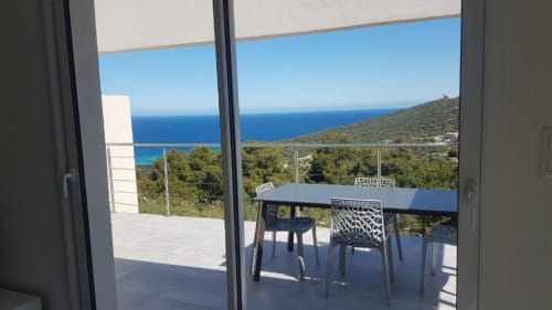 Balcon de la Résidence Lésia avec vue mer sur la côte corse et la Méditerranée, Corbara