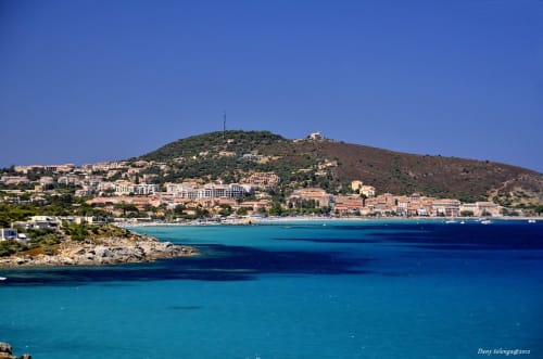Littoral méditerranéen turquoise avec village perché et hôtel à Corbara, France