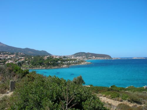 Littoral méditerranéen turquoise avec village en montagne et oliviers près de Corbara, France