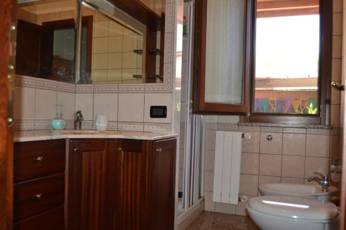 Salle de bain privée dans la chambre Double Moon à l'Affittacamere Al Mare, Torre Grande Oristano avec lavabo, douche et bidet
