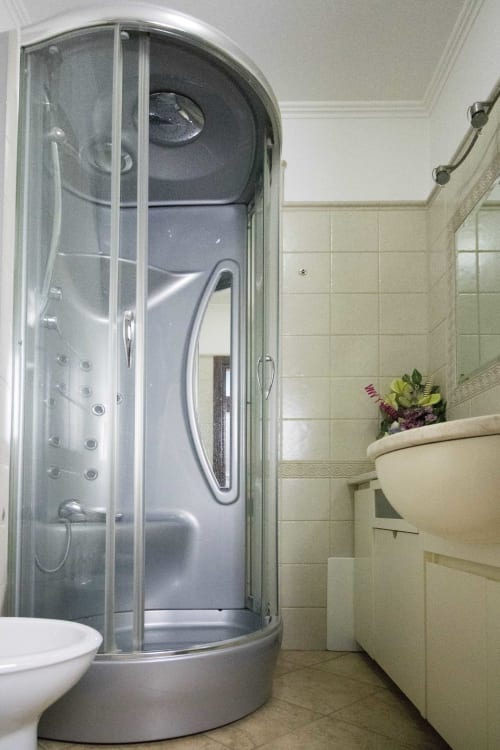 Douche moderne dans la chambre Family Room Venus à Affittacamere Al Mare, Torre Grande Oristano avec salle de bains carrelée et