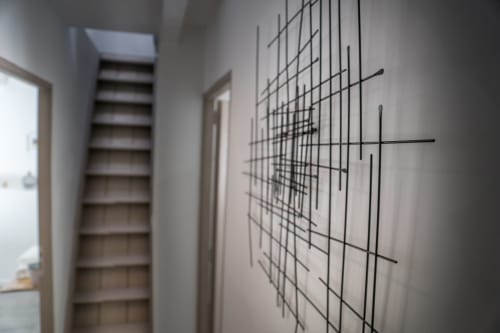 Couloir contemporain de l'hôtel Mas Lafleur à Châteaurenard avec art mural géométrique et escalier