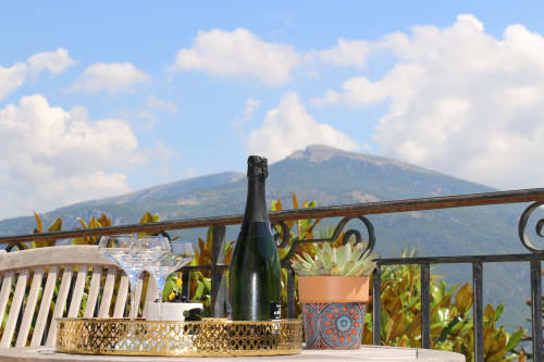 Das Glück, einen provenzalischen Wein mit herrlichem Ausblick in der friedlichen Ruhe des Loup Castel zu genießen