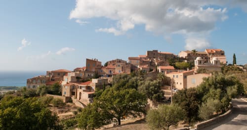 Maisons du village Résidence Lésia dominant la mer Méditerranée à Corbara, France