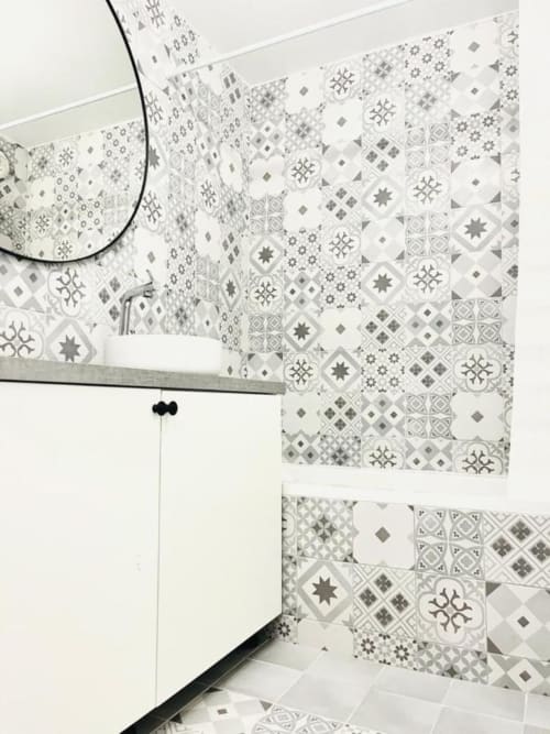 Salle de bains aux carrelages gris et blancs à motifs aux murs et sol, Résidence Disneyland Place Toscane