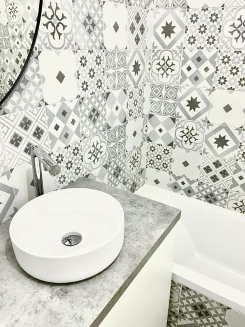 Lavabo moderne avec dosseret à carreaux à motifs dans l'appartement Toscane de la Résidence Disneyland Place à Serris, France