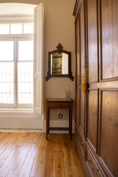 Elegant hallway in El Palacio room at La Venta de Miyares with wooden furniture, mirror, and period details