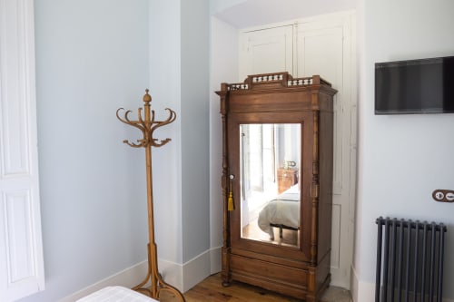 Wooden wardrobe with mirror and coat rack in El Pando room at La Venta de Miyares hotel