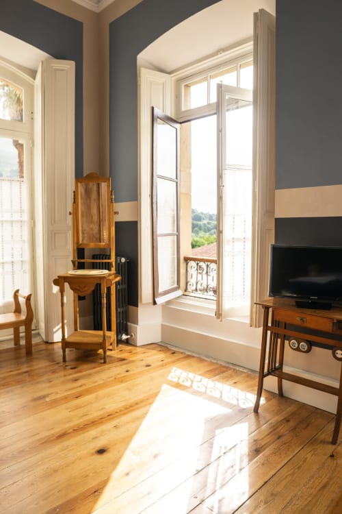 Suite Pintueles en La Venta de Miyares con muebles de madera, puertas de balcón, vistas a la montaña y comodidades modernas