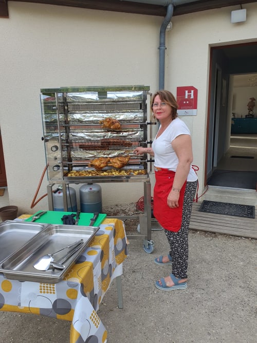 Femme servant du poulet rôti à la rôtisserie Hotel Cheverny La Vie Est Belle à Cheverny, France