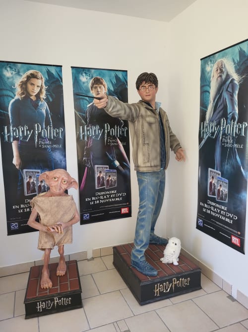 Exposition Harry Potter avec figurines de personnages et affiches de films français à l'Hôtel Cheverny La Vie Est Belle