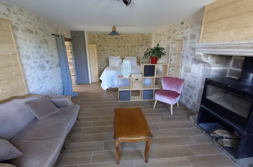 Spacieux studio à La Maison De Fleurat avec coin salon, lit, cheminée et vue sur le jardin à Domeyrot