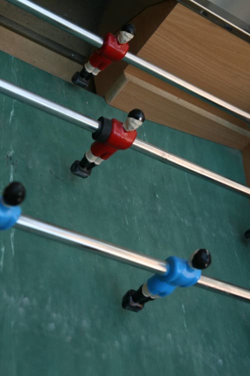 Babyfoot à la maison d'hôtes Campagne d'Albert à Marseille avec figurines rouge et bleu