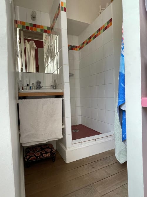 Salle de bain moderne à Campagne d'Albert à Marseille avec douche, lavabo, carrelage coloré et parquet