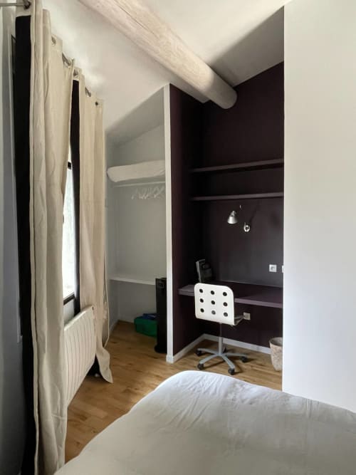 Espace de travail moderne dans une chambre de l'hôtel boutique Campagne d'Albert à Marseille avec bureau, chaise blanche et rideaux donnant sur le jardin