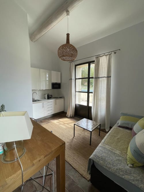 Studio cottage moderne à Campagne d'Albert à Marseille avec kitchenette, lit, coin salon et vue sur le jardin
