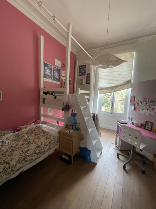 Chambre rose vif du gîte Campagne d'Albert à Marseille avec lit mezzanine, bureau, fenêtres et vue sur jardin