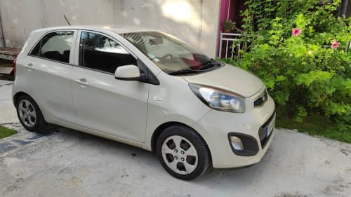 Petite Kia blanche garée à la Résidence Les 2 Moulins, un gîte du Moule, Guadeloupe
