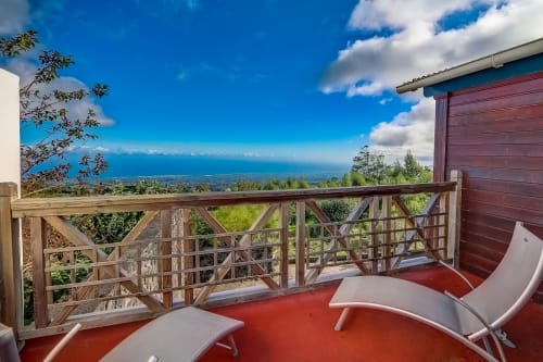 Terrasse des Terrasses Du Volcan avec chaises longues donnant sur le paysage côtier et l'océan, Tampon