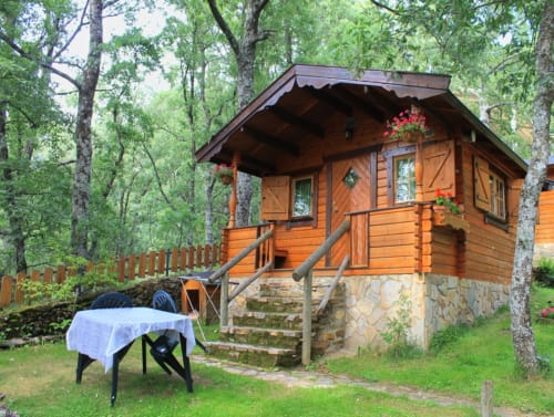 Cabaña de madera en Turismo en Sanabria, ubicada en el bosque cerca de Vigo, Zamora con zona de estar al aire libre