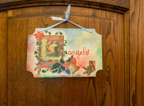 Decorazione natalizia vintage con cherubino e agrifoglio presso il B&B Dormire Assisi ad Assisi, Italia