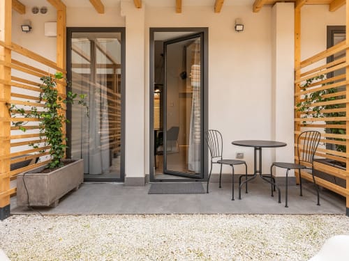 Terrazza Casa Lounge Istria a Cagliari con zona living, piante in vaso e schermi in legno