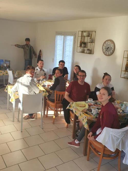Repas en groupe à l'Hôtel Cheverny La Vie Est Belle avec des clients partageant un moment convivial dans la salle à manger