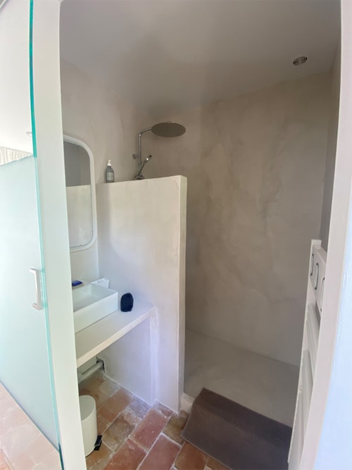 Salle de bain moderne du gîte Campagne d'Albert Marseille avec douche, vasque et carrelage en terre cuite