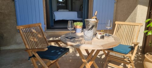 Schicke Terrasse und diskreter Luxus: Raffinierte Möbel unter der Sonne der Riviera. Magische Momente in der Provence.