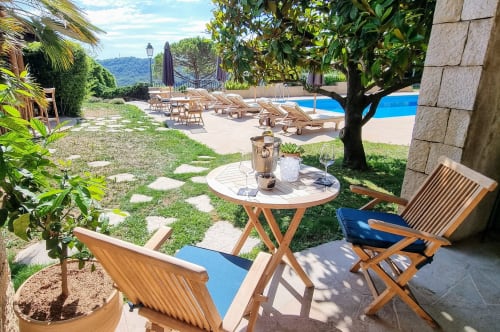 Heiterer Horizont: Blick auf Terrasse und Pool. Elegante Sonnenliegen, die zu diskretem Luxus und Wohlbefinden einladen.