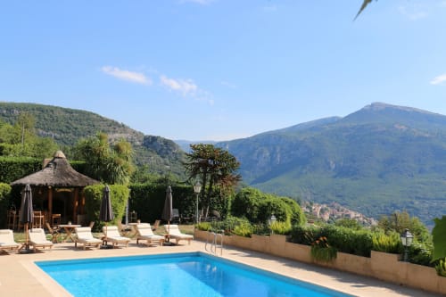 Blick vom Pool des Loup Castel auf die Gorges du Loup – unberührte Natur und provenzalische Eleganz vereint